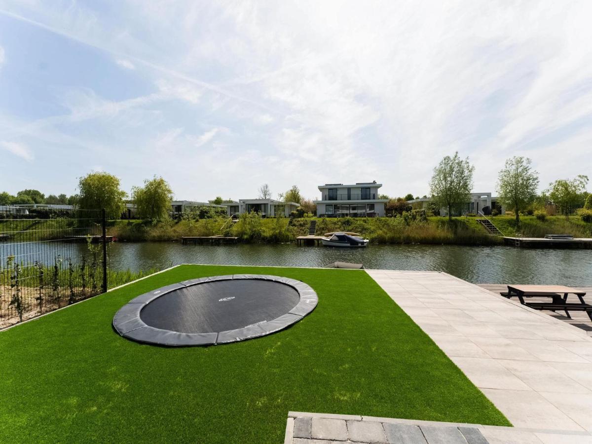 Swanky Villa In Zeewolde With Garden Exterior foto